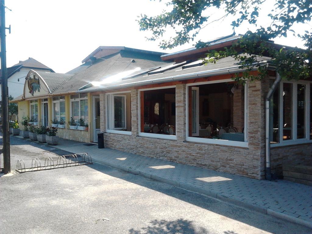 Bundics Vendeghazak Bed & Breakfast Lenti Exterior photo
